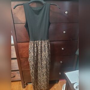Size of dress: 4 Dress brand: SheIn Color(s): Black, Brown, and Tan.